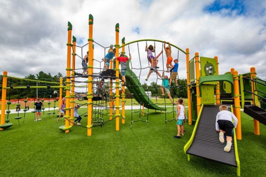 Taman Bermain Area bermain yang aman, menyenangkan, dan edukatif bagi anak-anak